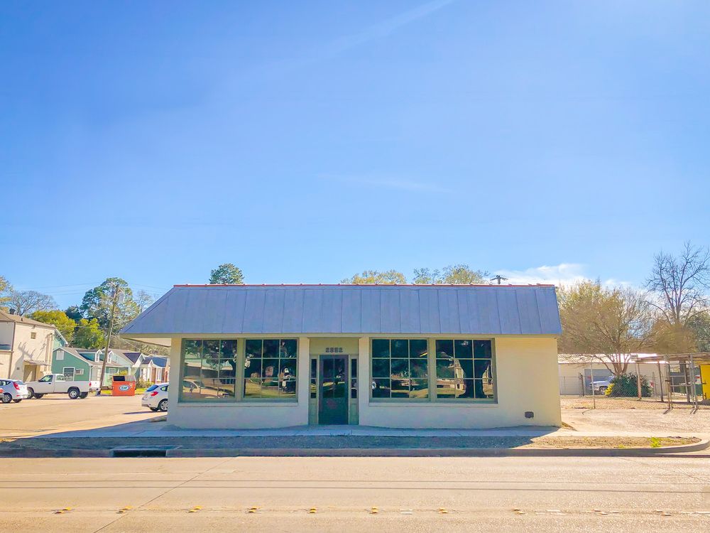 Unique Corner Building on Government Street in Mid City: 2882 Government St, Baton Rouge, LA 70806